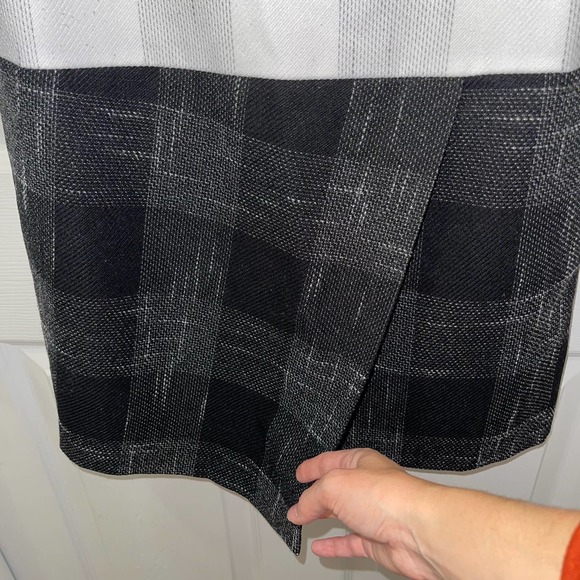 1. STATE Womens Ivory/Black Plaid Sleeveless V-Neck Asymmetrical Shift Dress - Picture 4 of 15